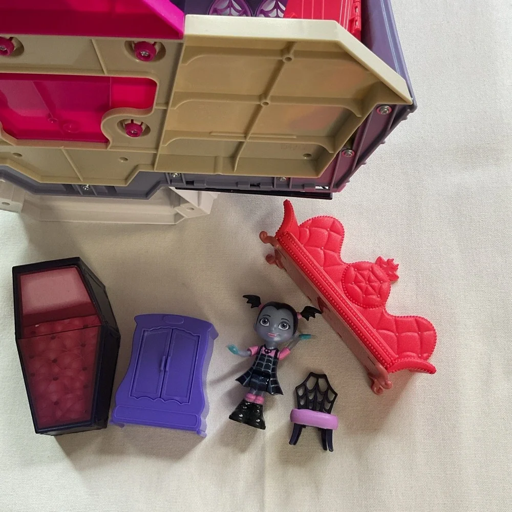 Disney Jr. Vampirina Scare B&B Doll Play‎ House Mansion Castle Playset House